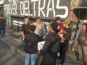 Kapolsek Gedangan Kawal Penggalangan Dana Suporter Deltras Forever untuk Korban Bencana Aceh.