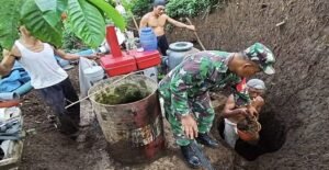 Babinsa Desa Boro Bersama Poktan Makmur Perbaiki Diesel Pompa Pertanian