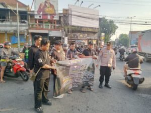 Kapolsek Gedangan Turun ke Jalan Kawal Penggalangan Dana PSHT untuk Korban Banjir dan Longsor Sumatera