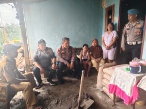 Polres Pasuruan Salurkan Bansos untuk Warga Terdampak Sambaran Petir di Desa Cowek