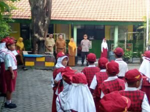 Polisi Tumbuhkan Kedisiplinan Sejak Dini, Hadir di SDN Banjarkemantren  