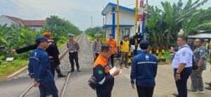 Persiapan Nataru, Antisipasi Laka Kereta Api Satlantas Polres Pasuruan Tutup Perlintasan KA Tanpa Palang Bagi Mobil