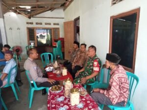 Wujudkan Rasa Aman, Babinsa Koramil Srengat Pantau Ibadah Natal di GPDI Togogan