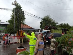 Angin Puting Beliung Terjang Desa Prasung, Polsek Buduran Bersinergi Bantu Warga Terdampak