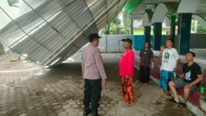 Hujan Deras Disertai Angin Kencang Rusak Masjid dan Rumah Warga di Pasuruan