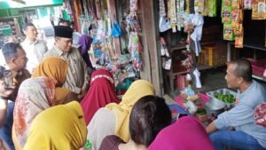 Kapolsek Prambon Beri Pengamanan Sidak Anggota DPR RI di Pasar Prambon