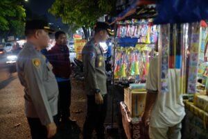 Polsek Taman Datangi Pedagang Petasan dan Kembang Api, Sampaikan Himbauan Kamtibmas