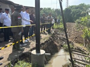 Bupati Sidoarjo Instruksikan Penanganan Cepat Bantaran Sungai Longsor di Prambon