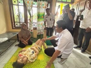 Bupati Sidoarjo Serahkan Bantuan Kursi Roda Kepada Warga Prambon