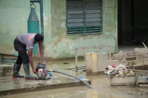 Polri Bantu Kuras Air Yang Merendam Kompi Senapan A Yonif 111 / Karma Bakti, Aceh Tamiang