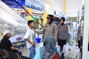 Amankan Libur Nataru dan Sapa Humanis Polwan Sidoarjo ke Penumpang Bus di Terminal Purabaya