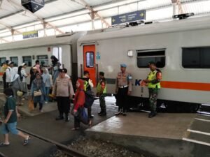Polres Pasuruan Pantau Arus KA di Bangil, Libur Nataru 2025 Volume Penumpang Turun
