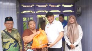 Peduli Warga Kurang Mampu, H.Subandi Tinjau Rumah Tak Layak Huni di Gedangan dan Waru