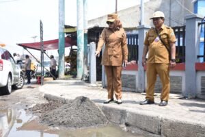 Wabup Sidoarjo Pantau Satgas Jalan Dinas PUBMSDA Sidoarjo Perbaiki Jalan Rusak