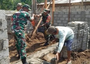 Pererat Kebersamaan, Babinsa Desa Gandean Gotong Royong Bangun Rumah Warga