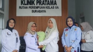 Wabup Sidoarjo Terima Penyerahan Bayi yang Ditinggal Wafat Ibunya di Rutan Porong