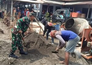 Wujud Manunggal Dengan Rakyat, Babinsa Desa Pikatan Bantu Bangun Rumah Warga Binaannya