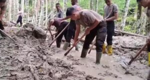 Di Tengah Lumpur dan Harapan, Polri Bersama Warga Buka Akses Jalan Kampung Setie Pascabencana