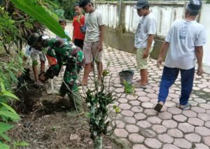 Cegah Longsor, Babinsa Garum Bersama Warga Tanam Pohon Keras Di Lingkungan Magersari