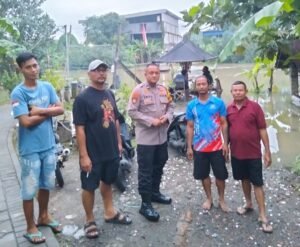 Curah Hujan Tinggi, Polisi Bersama Perangkat Desa Cek Debit Air Sungai dan Aktivitas Transportasi Tambang