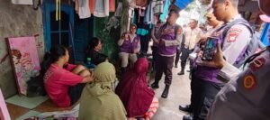 Tim Trauma Healing Polri Bersama Relawan UI Hadir Bersama Warga Pascabanjir di Cilincing