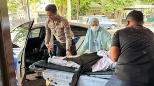 Aksi Humanis Kasat Lantas Polresta Banyuwangi Selamatkan Korban Laka Tunggal