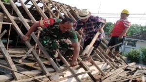 Babinsa Bendogrit Bantu Perbaikan Atap Rumah Warga Ibu Djumiati