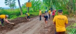 Polsek Winongan Bersama Warga Gelar Bakti Sosial Bersihkan Lumpur Pascabanjir di Desa Prodo