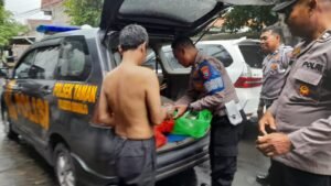 Kapolsek Taman Pimpin Patroli Kamtibmas Sambil Bagikan Makanan dan Minuman ke Warga