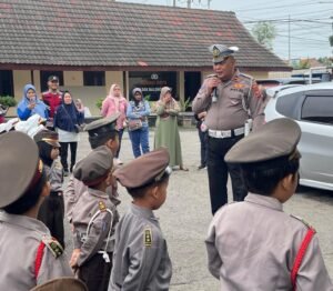 Personel Polsek Balongbendo Edukasi Siswa PAUD Darus Sibyan, Tanamkan Citra Polisi Ramah Anak
