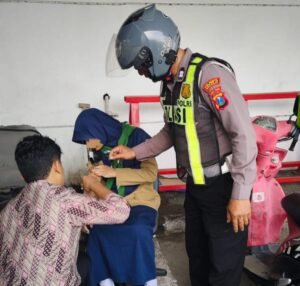 Respon Cepat Unit Lantas Polsek Taman Tangani Kecelakaan di Jalan Raya Kletek