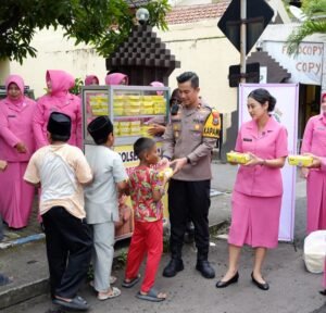 Polsek Taman Bersama Bhayangkari Awali Tahun dengan Aksi Sosial Jumat Berkah