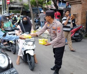 Indahnya Berbagi di Jumat Berkah, Polsek Taman Bagikan Makanan ke Warga di Jalan Raya Wonocolo