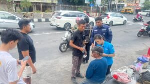 Aksi Humanis Polisi, Bripka Julianto Sigap Tolong Lansia Terjatuh 