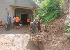 Talut Jalan Di Desa Semen Longsor Akibat Hujan Deras, Babinsa Dan Warga Gerak Cepat Kerja Bakti