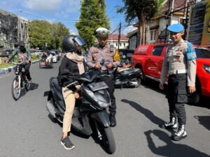 Polres Pamekasan Beri Bantuan Obat dan Layanan Kesehatan Untuk Warga Terdampak Longsor di Pasean