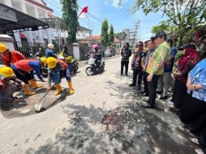 Bupati Subandi turun langsung, Pantau percepatan perbaikan jalan berlubang.