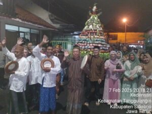Ruwat Desa Kedensari Dimeriahkan Kirab 33 Tumpeng Panjang