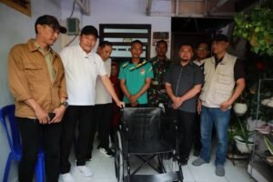 Bupati Sidoarjo Serahkan Kursi Roda dan Pastikan Perbaikan Tiga Rumah Warga Gedangan