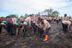 Polres Lumajang Gelar Aksi Bersih – bersih Wujudkan Pantai Watu Pecak Asri