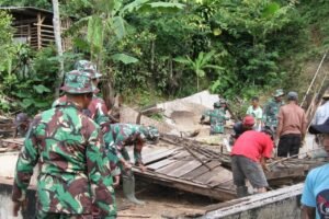 Mbah Sutrisno Senang Rumahnya Di Bongkar Satgas TMMD Kodim 0808/Blitar