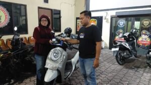 Respons Cepat Laporan Masyarakat, Polsek Gedangan Evakuasi Motor di Parit Desa Tebel