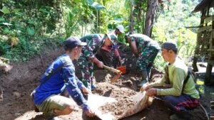 Peduli Kesehatan Warga, Satgas TMMD Ke 127 Kodim 0808/Blitar Kerjakan Pondasi MCK Mbah Sinem