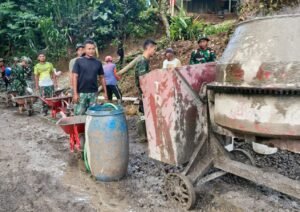 Tak Hanya Kendaraan Saja, Angkong Pun Terlihat Antri Dilokasi TMMD 127 Kodim Wonogiri