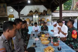 Satgas TMMD Ke 127 Kodim 0808/Blitar Laksanakan Komsos Dengan Tokoh Agama Hindu Di Desa Krisik