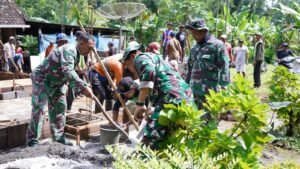 TMMD Ke 127 Kodim 0808/Blitar Dan Warga Gotong Royong Cor Pondasi Rumah Mbah Mujinah