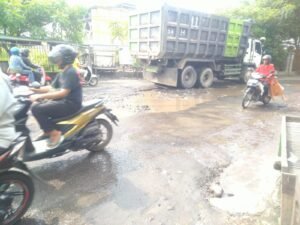 Jalan Aspal di Pasar Krian dan Desa Krajan Rusak Parah, Warga Desak Perbaikan Segera
