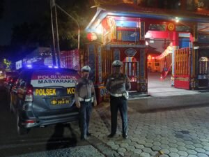 Kapolsek Sidoarjo Kota Turun Langsung Cek Keamanan Ibadah Imlek di Klenteng 