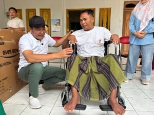Bupati Sidoarjo Serahkan Bantuan Kursi Roda dan RTLH untuk Warga Wonoayu–Tarik