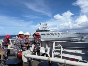 KRI Diponegoro-365 Laksanakan Passing Exercise dengan Kapal Perang Angkatan Laut Prancis di Laut Sawu
